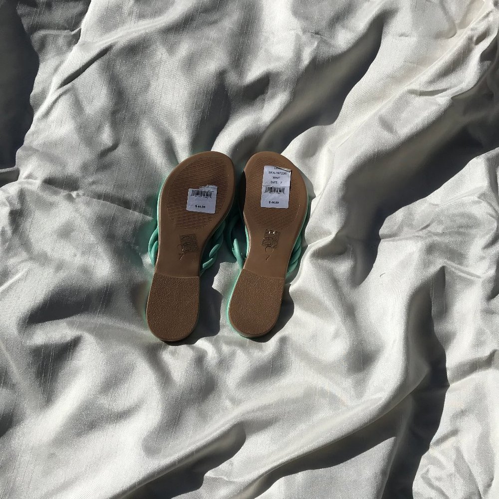 NEW in BOX!! SAKS FIFTH AVENUE mint sandals, size 7M. - Picture 3 of 5